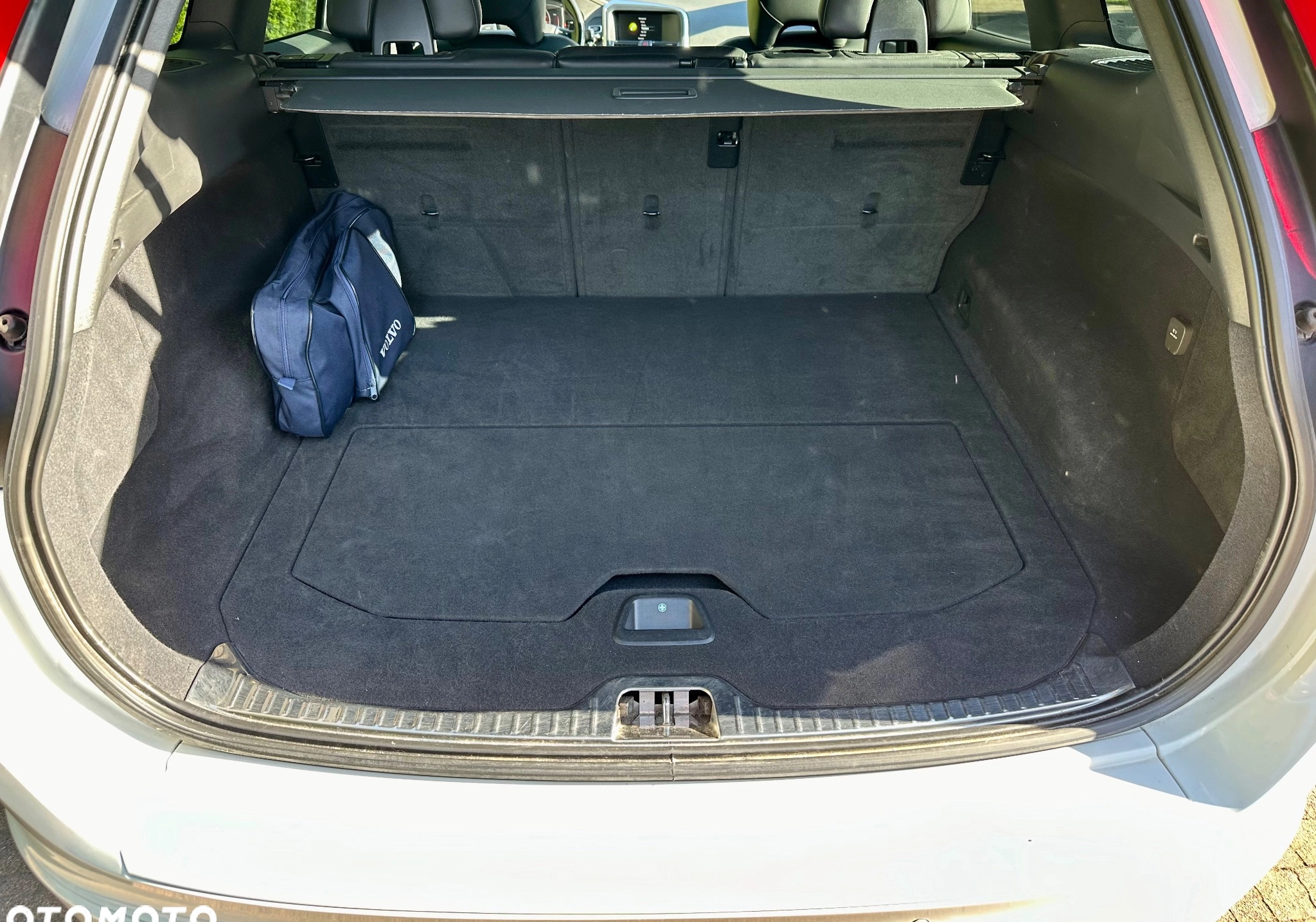 Volvo XC 60 cena 125000 przebieg: 159900, rok produkcji 2017 z Warszawa małe 497
